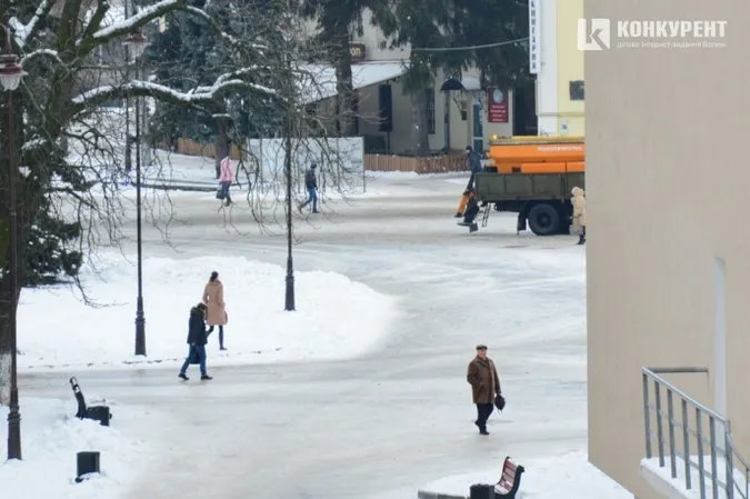 На дороги Луцька висипали 12 тонн солі