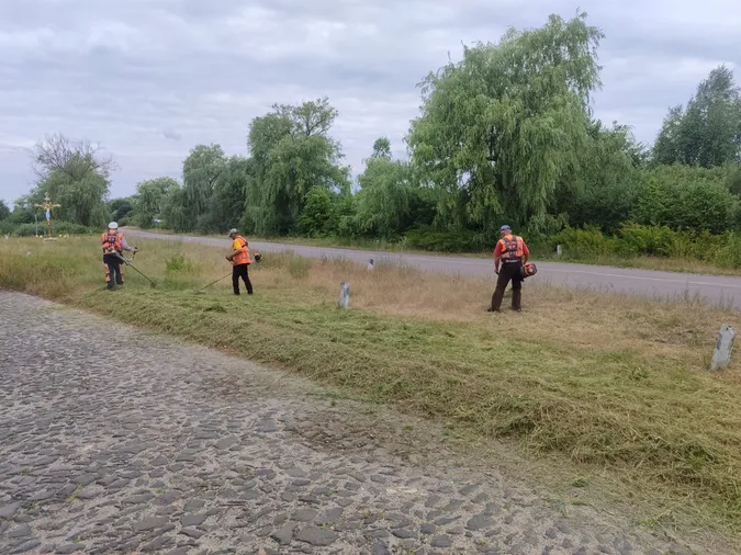 На дорогах Волині косять узбіччя та борються з борщівником (фото)