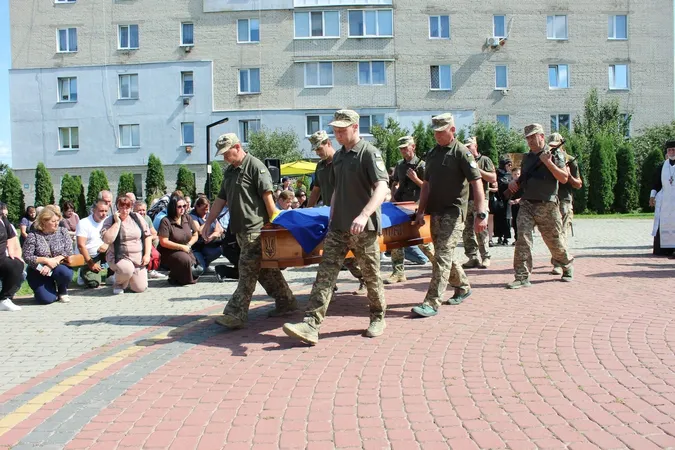 Повернувся «на щиті» після двох років надії: на Волині попрощалися з воїном Олександром Гринчуком (фото)