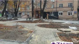 Мінімум бруківки, нові лавки та цікаві ліхтарі: реконструкція старого квіткового ринку (фото)