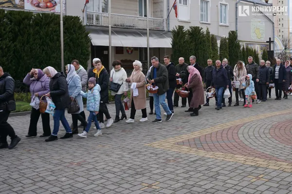 Війна і Воскресіння: у Луцьку святять паски у суботу і без свічок (фото)