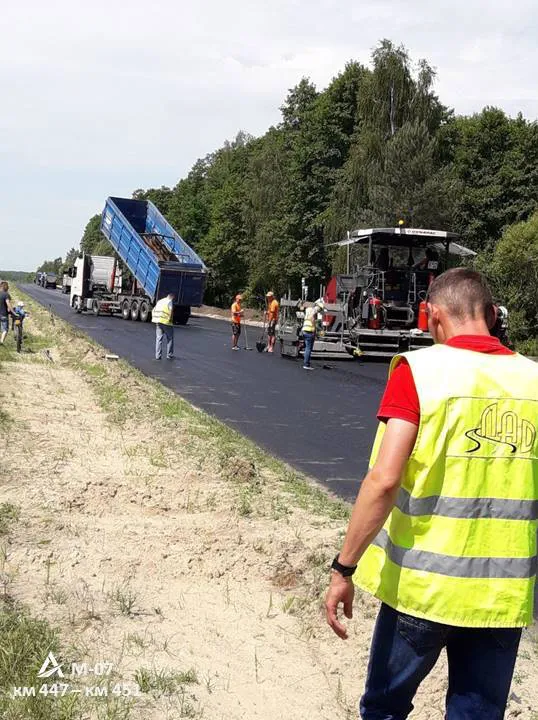 Показали, як укладають новенький асфальт на Ковельщині (фото)