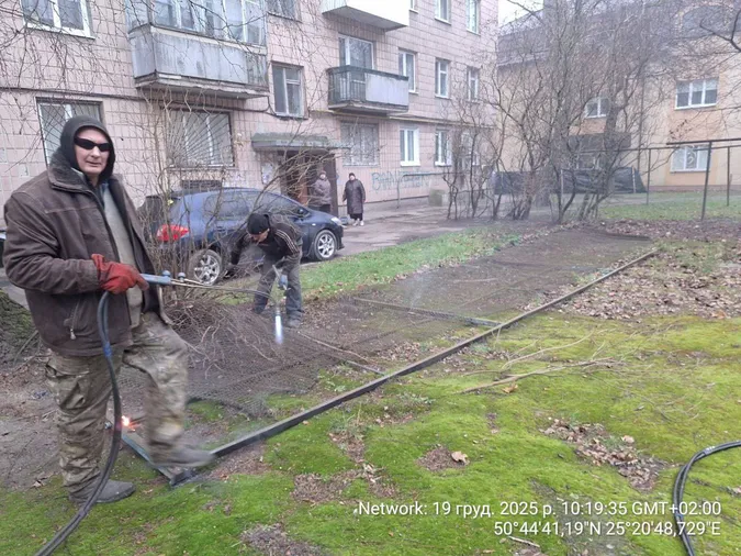 У Луцьку знесли незаконні огорожі у дворах (фото)
