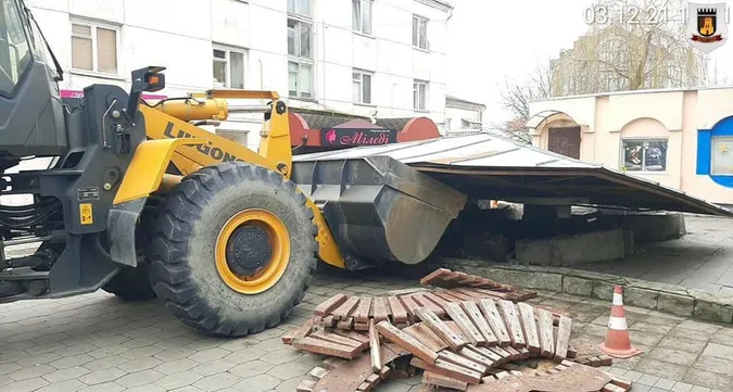 У центрі Луцька муніципали зруйнували стару зону відпочинку (фото, відео)