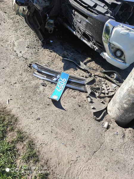 У Луцьку патрульні на службовому авто врізалися в електроопору (фото, оновлено)