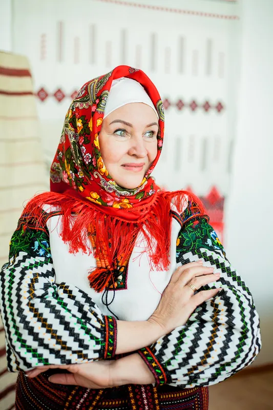 Викладачі педагогічного коледжу у Володимирі приміряли старовинні вишиті сорочки (фото)