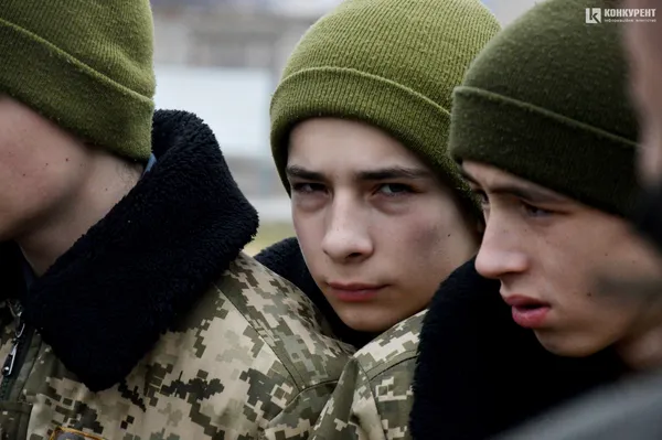 Дубинки, АК та шоломи: луцькі ліцеїсти відвідали військову частину Нацгвардії (фото)