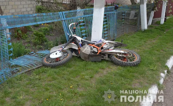 На Волині 22-річний мотоцикліст врізався в електроопору й проломив паркан (фото)