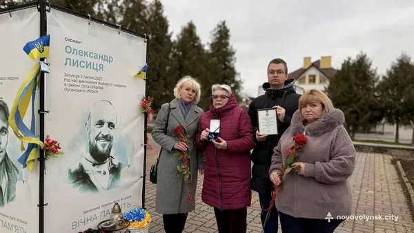 У Нововолинську родинам полеглих Захисників вручили державні нагороди (фото)