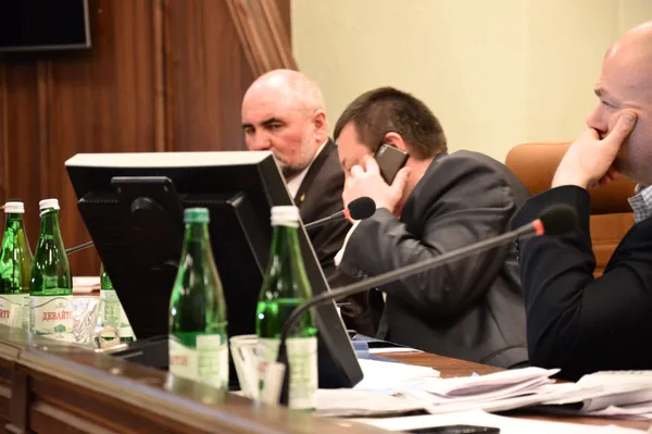 ...Пирожик слухає Вітіва по телефону...