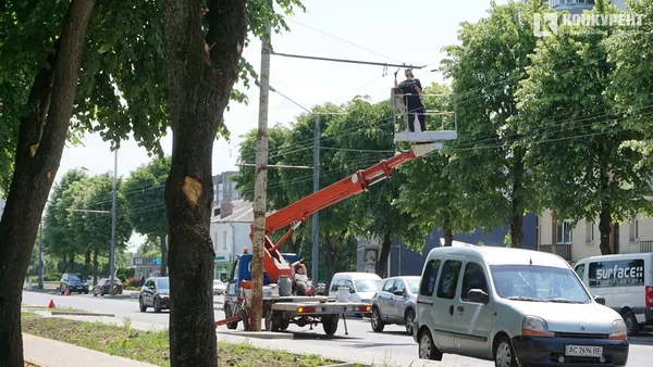 Поки знеструмлена контактна мережа, робочі фарбують штанги вуличного освітлення