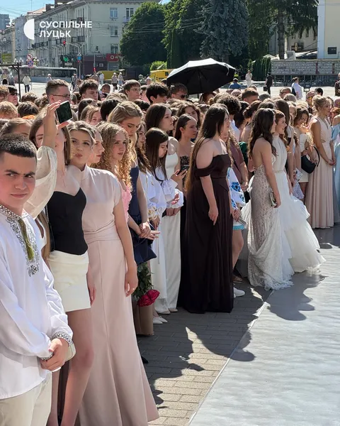У центрі Луцька понад 300 випускників-відмінників отримали свідоцтва з відзнаками(фото)
