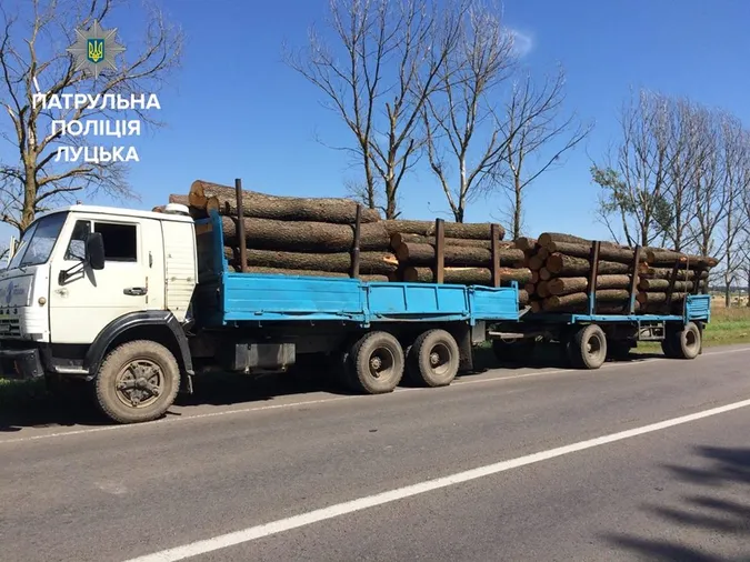 На Волині затримали «КамАЗ» із деревиною без чіпів