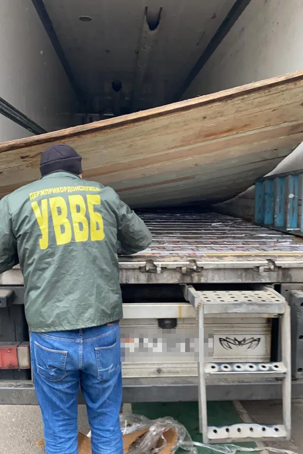 Бензопилою та болгаркою: на Волині із причепа вирізали 27 тисяч пачок сигарет (фото, відео)