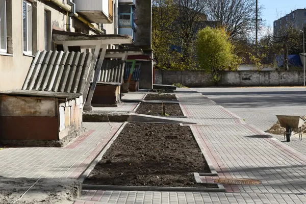 Паркомісця і дитячий майданчик: у Луцьку на Потебні ремонтують двір (фото)