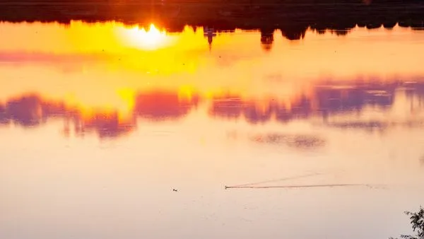У небі і в воді: неймовірний захід сонця біля Луцька (фото)