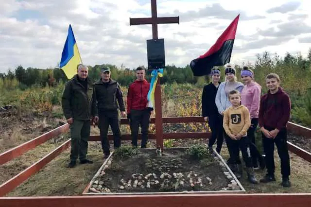 Волинські лісівники з дітьми впорядкували місце поховання 12 Героїв УПА (фото)