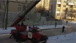 У Луцьку рятувальники визволяли дитину, яка випадково заблокувала себе вдома (фото, відео)
