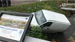 У центрі Луцька бус вирішив «скупатися» у Сапалаївці (фото)