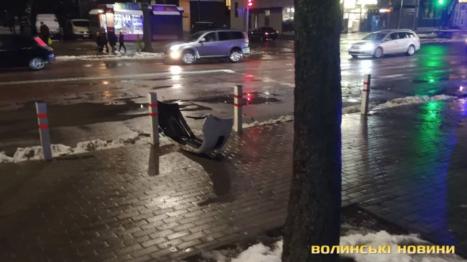 У Луцьку на Відродження Audi А6 вилетіла на зупинку та влупилася в дерево (фото)