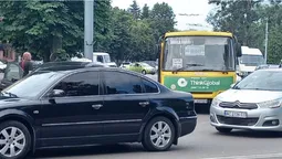 У Луцьку – ДТП біля істфаку: утворився затор (фото)