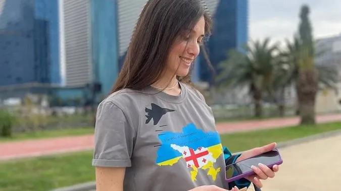 У Грузії суд оштрафував українку під час мітингу проти російських туристів