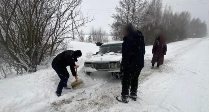 Сніг, ожеледиця і ДТП: як на Волині поліція у посиленому режимі допомагає людям в негоду