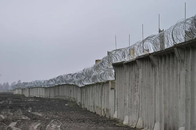 Волинь відгороджують від Білорусі бетонним парканом (фото, відео)