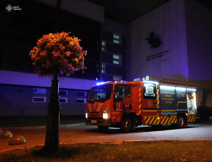 Спецтехніка, рятувальники і дрони: що сталося під ранок в центрі Луцька (фото)