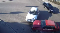 У Луцьку Daewoo влетів у Volkswagen: автомобілі добряче потовчені (відео)