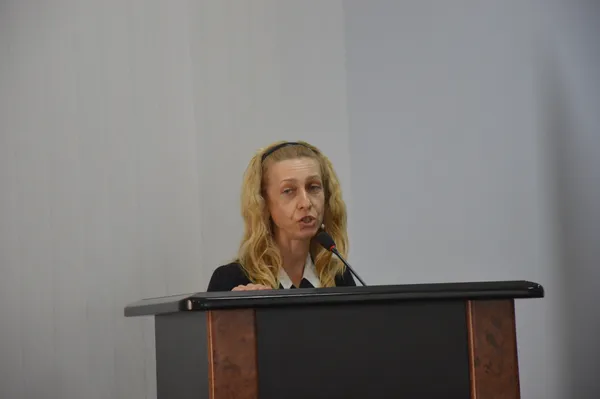 Оксана Марищук розповідає депутатам про їхнього колегу