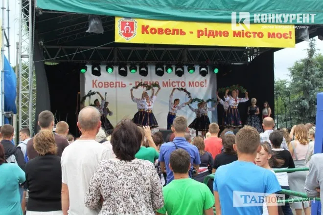 На головній сцені свята місцеві таланти співали, танцювали, вітали зі святом