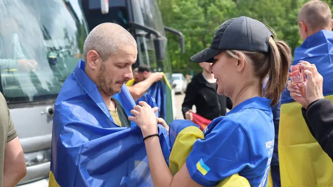 Четвертий обмін за тиждень: в Україну повернулися бійці, які були в полоні з 2022 року (фото)