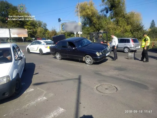 У Луцьку на дорозі  водовідливна решітка «зупинила» автомобіль (фото) 
