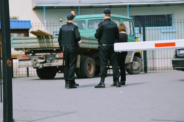 Станом на 13 годину 29 березня поблизу консульства чергують правоохоронці