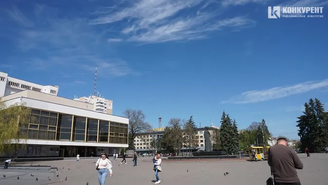 Весняний Луцьк: як місцеві прогулюються заквітчаним центром (фото)