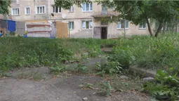 Все через боржників: пояснили, чому у Луцьку не ремонтують будинок та двір на Привокзальній, 13 (фото)