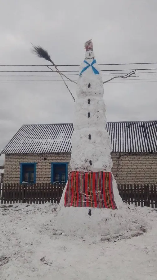 На Волині зліпили семиметрову снігову бабу (фотофакт)