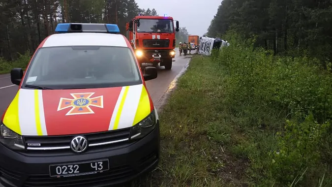 Догори колесами: на трасі Київ-Ковель перевернулася вантажівка (фото)