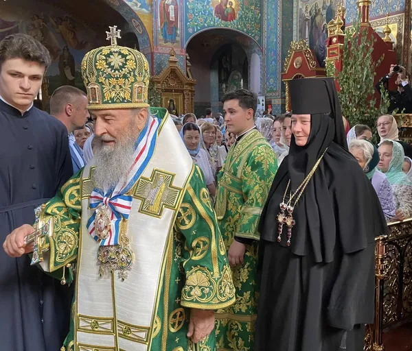 Ігуменя з Зимного кланялась та вітала московського владику Онуфрія (фото)