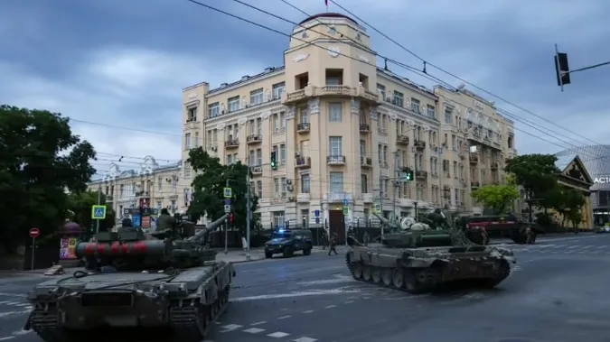 У Ростові військовий штаб оточили танки (фото)