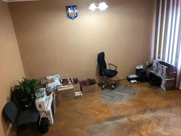 У Нововолинську ексзаступники мера пішли з посад із меблями (фото)