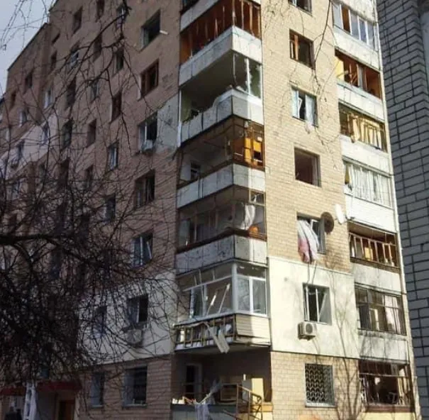 Російські війська завдали ракетного удару по центру Чернігова: фото наслідків