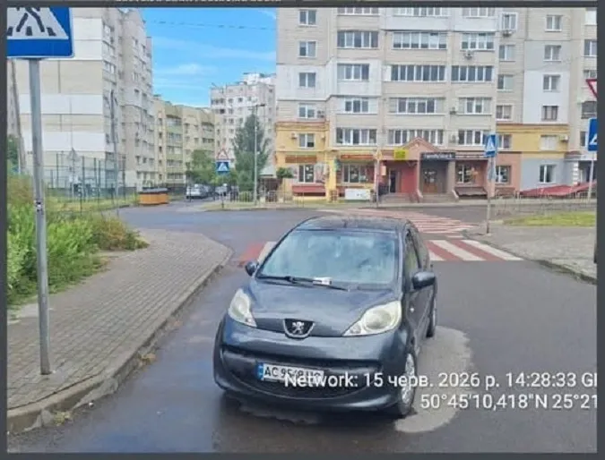 У Луцьку муніципали оштрафували водія за паркування біля пішохідного переходу