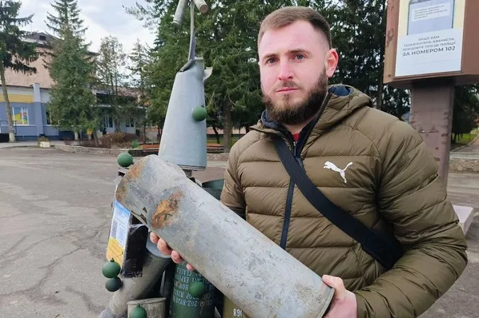 Гільзи – з передової: в центрі міста на Волині встановили ялинку з артснарядів (відео)