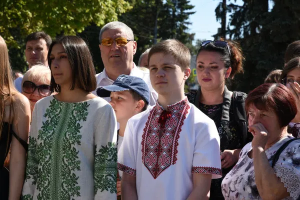 160 золотих та 43 срібних: у Луцьку вручили медалі випускникам (фото, відео)