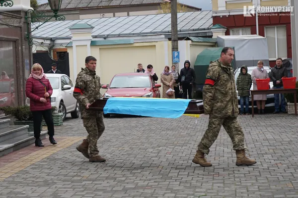Напередодні Великодня у Луцьку прощалися з Героєм, згадуючи Ісуса (фото, відео)