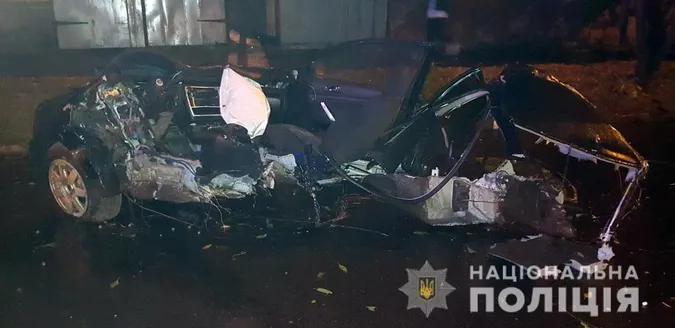 У Чернігові підлітки на дідовому авто влетіли в дерево: четверо загиблих (фото)