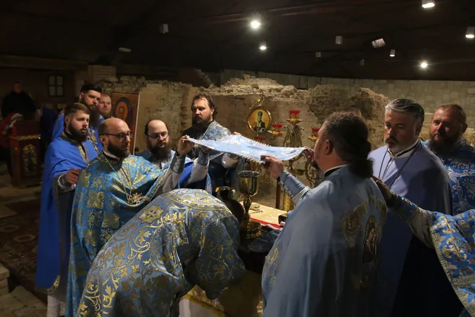 У першому храмі Луцька, якому майже тисяча років, помолилися перед стародавньою іконою (фото)