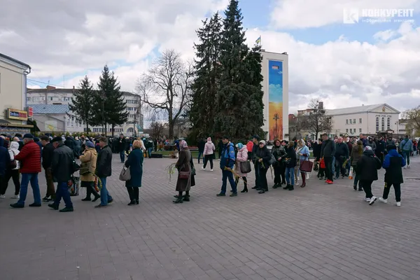 Вербна неділя: тисячі лучан у центрі міста «б'ють» і вітають один одного (фото, відео)